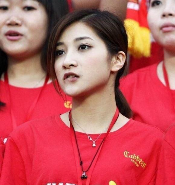 让我们欢迎萧氏集团新晋总监，萧海龙。